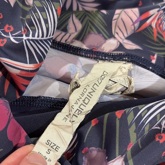 Lorna Jane Tropical Floral Navy High Rise Crop Leggings - Picture 3 of 9